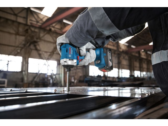 Akumulatorski udarni vijačnik Bosch GDR 18V-215 v kovčku L-BOXX, 06019N2000